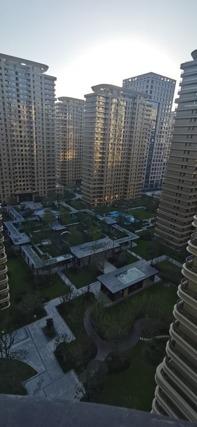 海逸豪庭特价房 东边套138平急售255万 视野开阔 南北通透 紧邻海洋